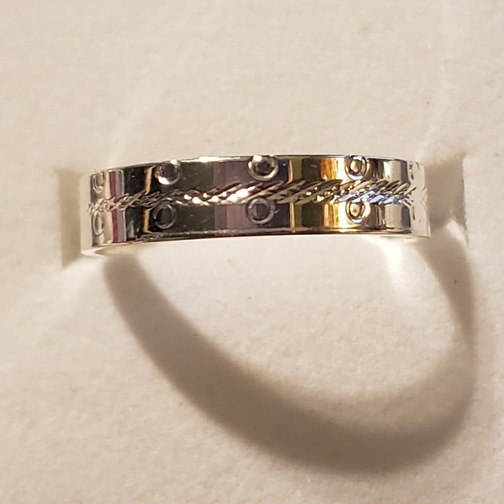 🛍 Silver tone ring